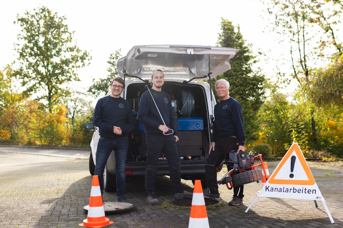 Techniker der ROKA Rohr- und Kanalreinigung & Handwerkerservice mit Werkzeug am Einsatzfahrzeug