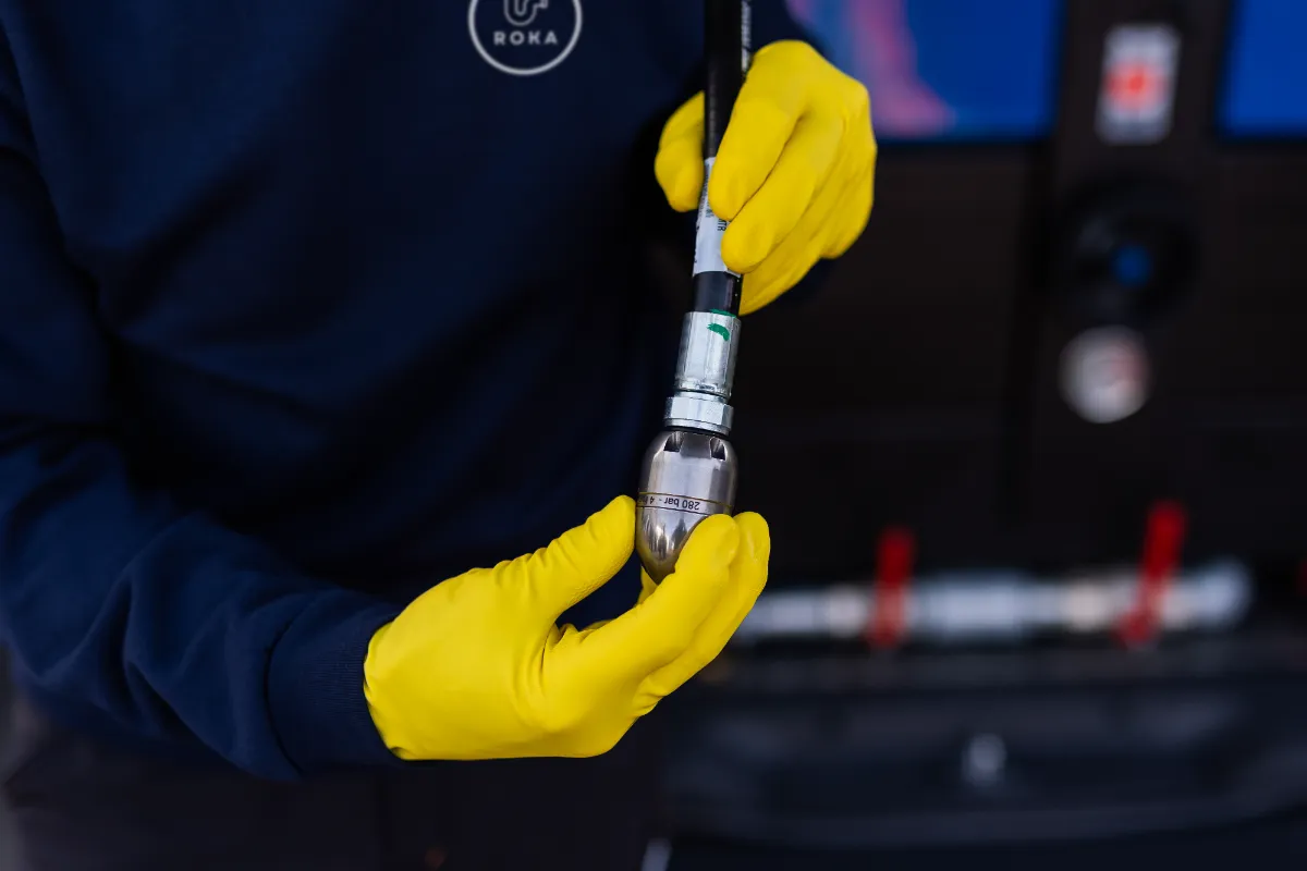Techniker reinigt einen verstopften Küchenabfluss beim Kunden