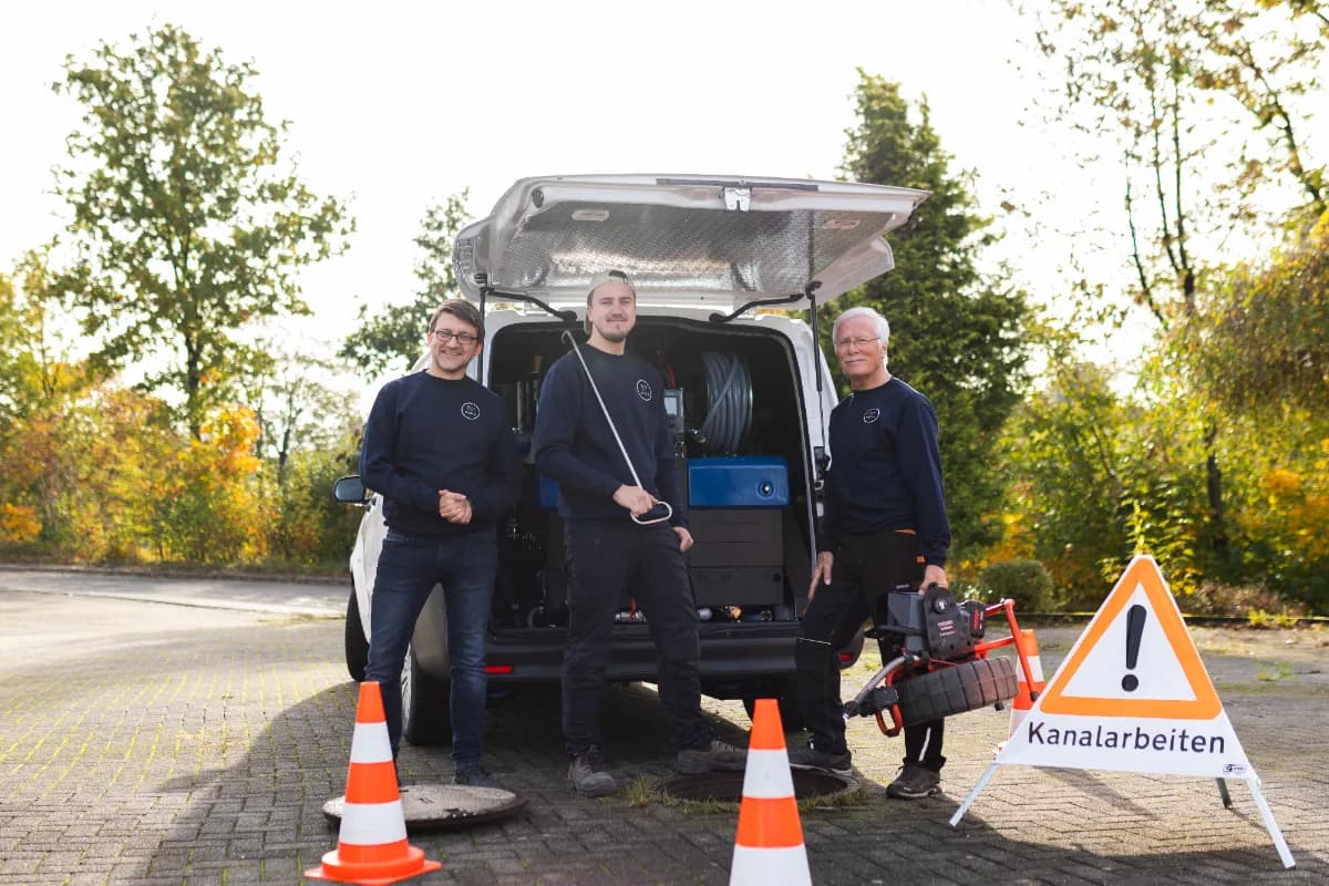 Team der ROKA Rohr- und Kanalreinigung & Handwerkerservice mit Einsatzfahrzeug und Absicherung an der Kanalbaustelle